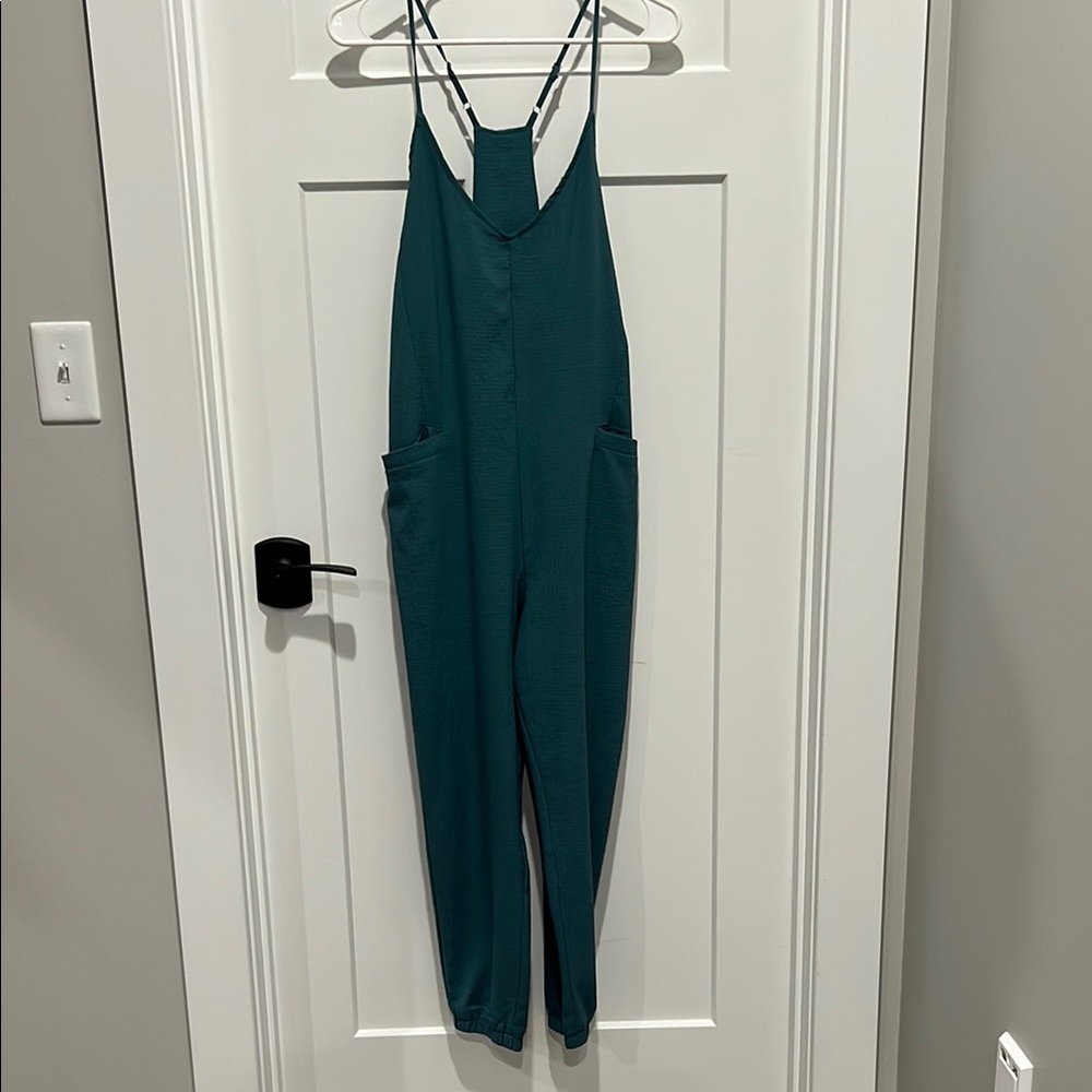 Cupshe Green Jumpsuit with Modern Silhouette